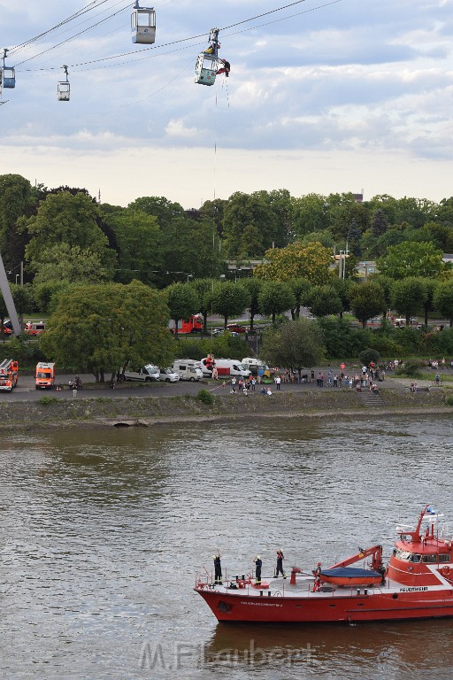 Koelner Seilbahn Gondel blieb haengen Koeln Linksrheinisch P635.JPG